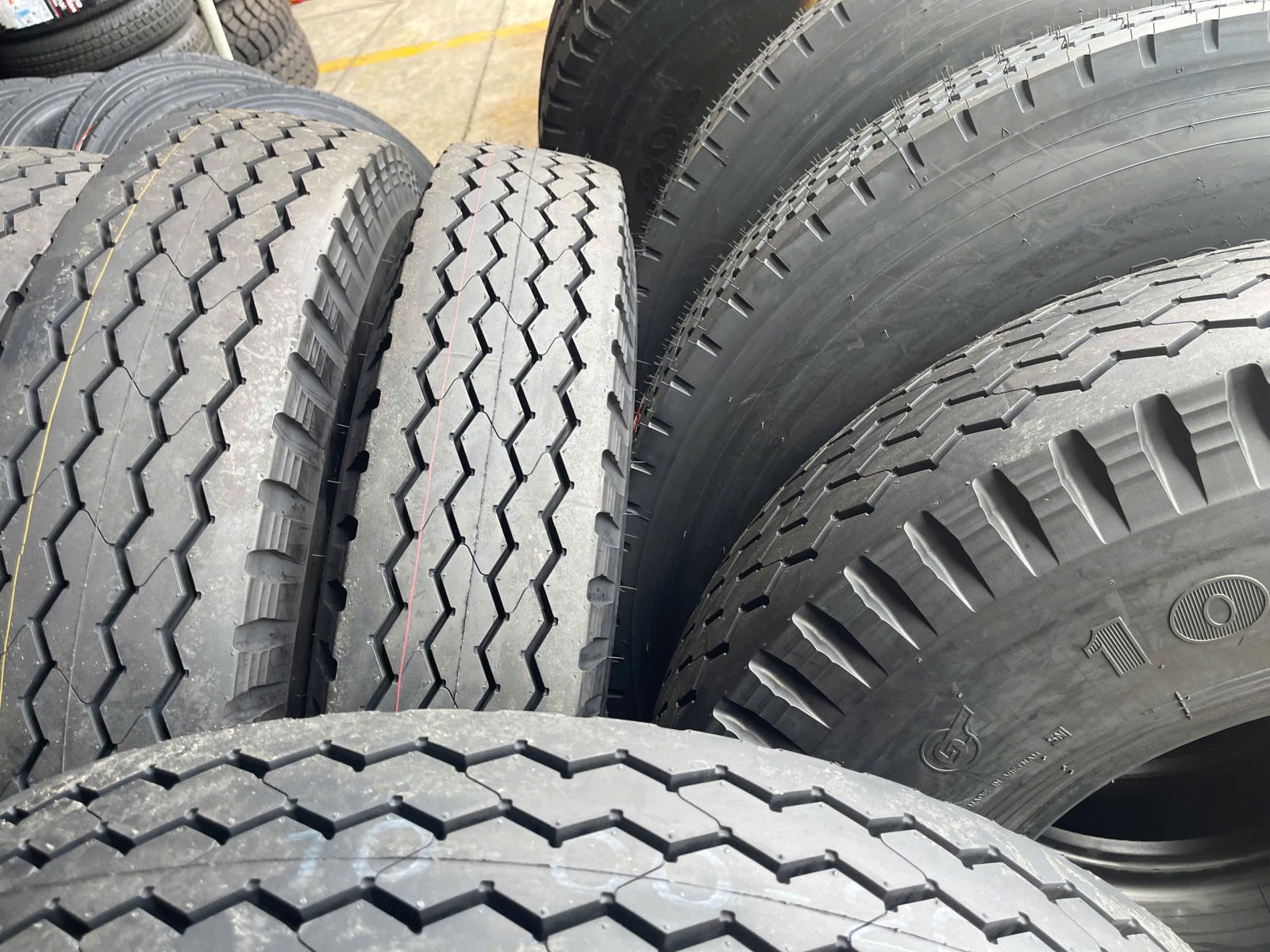 CỬA HÀNG BÁN LỐP XE TẢI - DỊCH VỤ VÁ LỐP, THAY LỐP TẠI DĨ AN